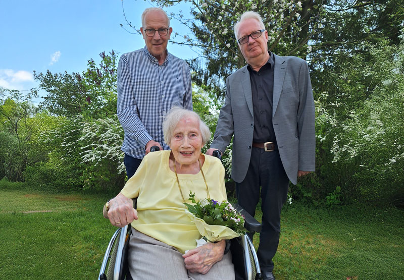 Herzlichen Glückwunsch zum 100. Geburtstag Herzlichen Glückwunsch zum 100. Geburtstag